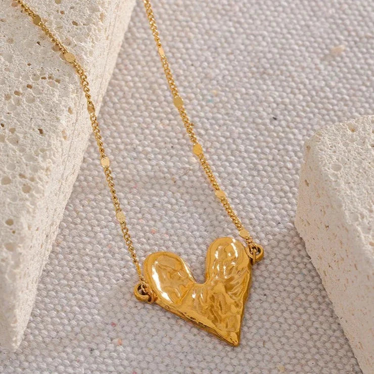 Collar de Corazón con Textura Martillada (Chapado en Oro 18K)