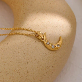 Collar Luna Creciente de Circonia (Chapado en Oro 18K)