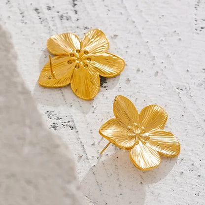 Arete Flor de Cerezo (Chapado en Oro 18K)