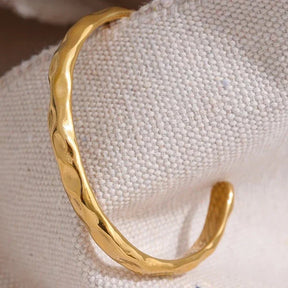 Brazalete Torino Textura Martillada (Chapado en Oro 18K)