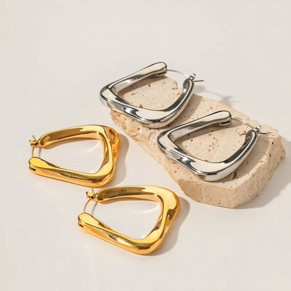 Arete en Aro Torcido Triangular Giorgia (Chapado en Oro 18K)