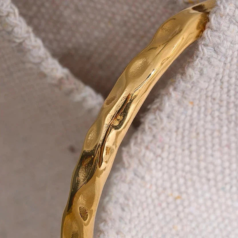 Brazalete Torino Textura Martillada (Chapado en Oro 18K)