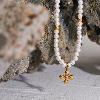 Collar de Perlas con Colgante de Cruz (Chapado en Oro 18K)