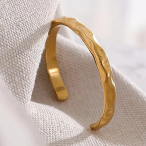 Brazalete Torino Textura Martillada (Chapado en Oro 18K)