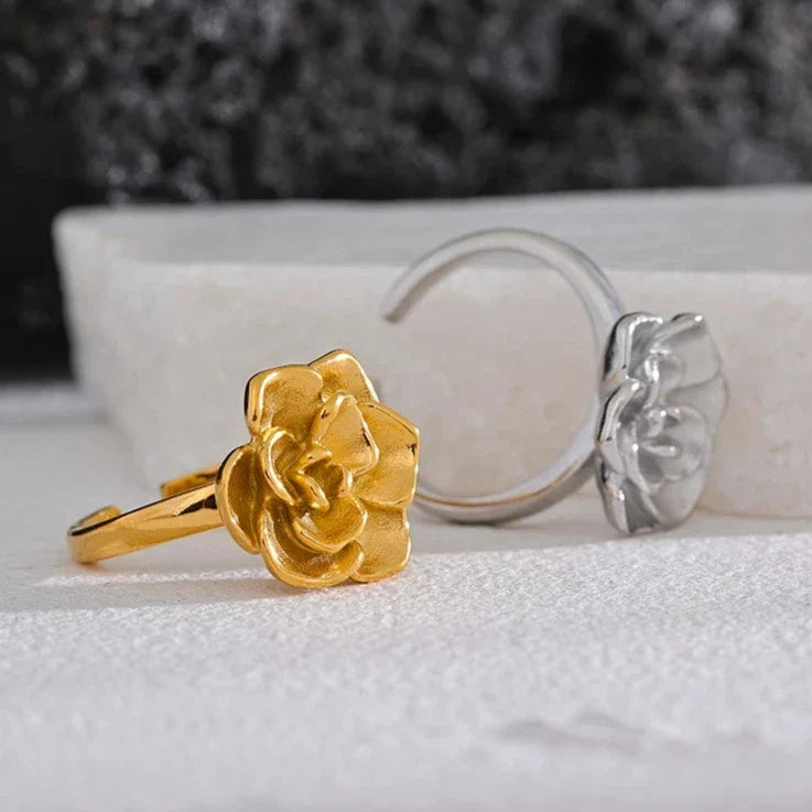 Anillo Flor de Loto Ajustable (Chapado en Oro 18K)