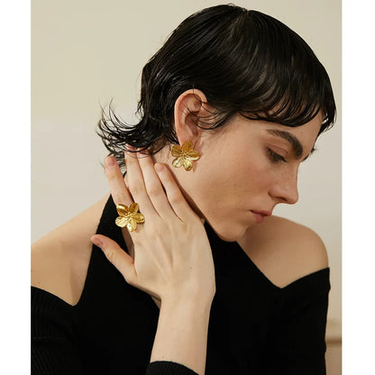 Arete Flor de Cerezo (Chapado en Oro 18K)