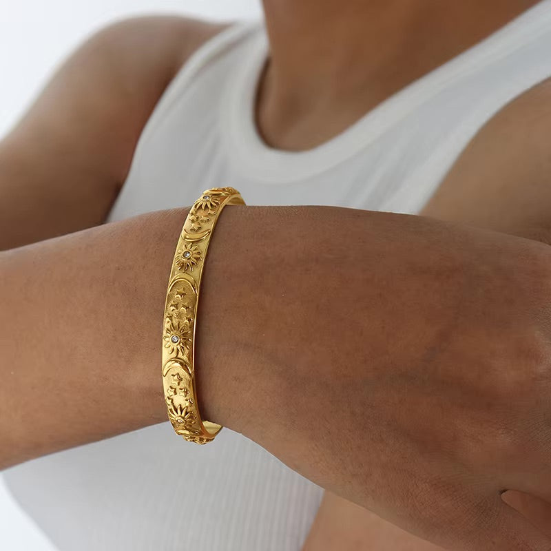 Pulsera Celeste Sol y Luna con Cristales de Circonia (Chapado en Oro 18K)