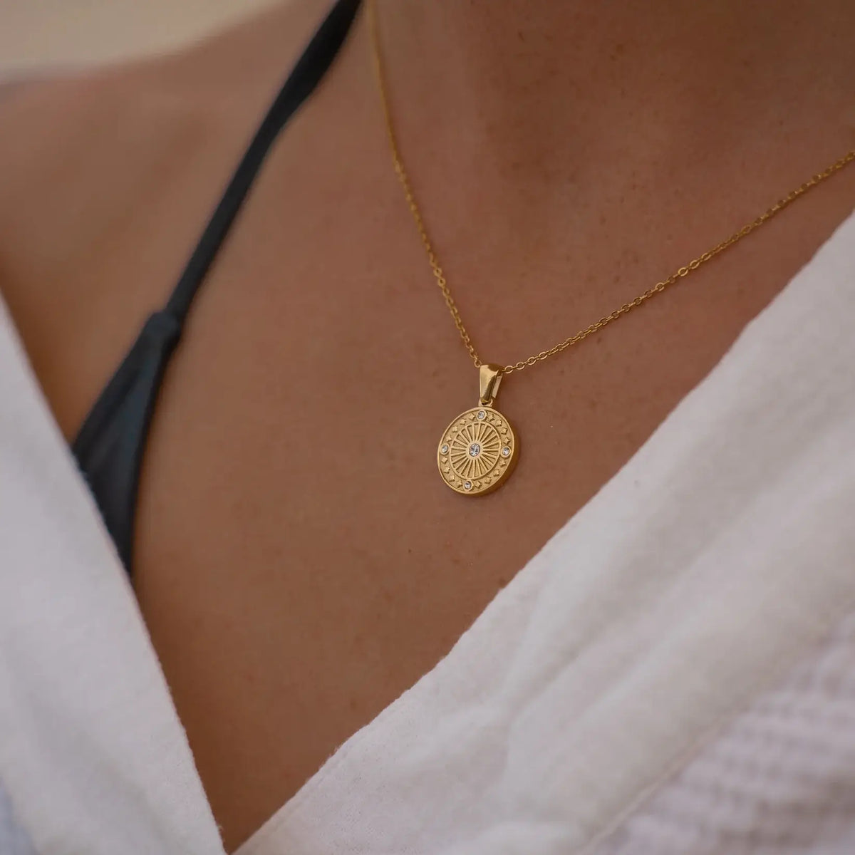 Collar Sol con Circonias (Chapado en Oro)