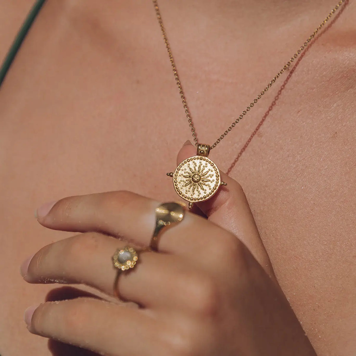Collar Sol Divino (Chapado en Oro de 18K)