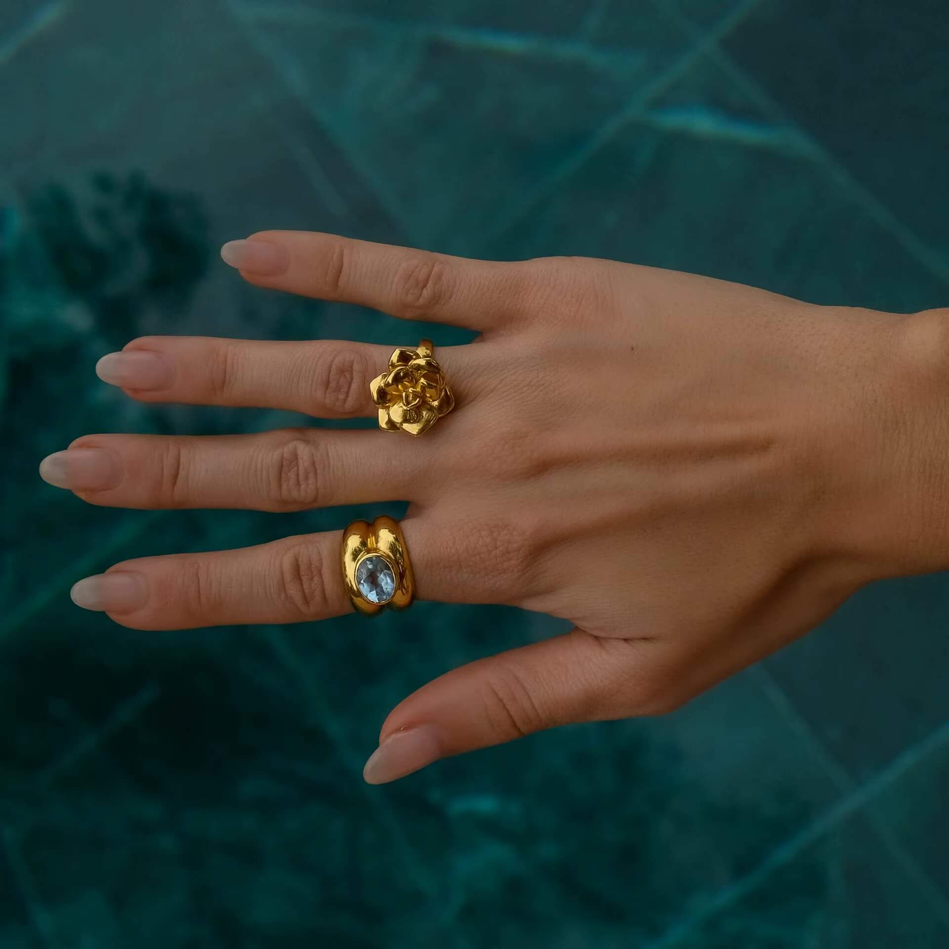 Anillo Flor de Loto Ajustable (Chapado en Oro 18K)