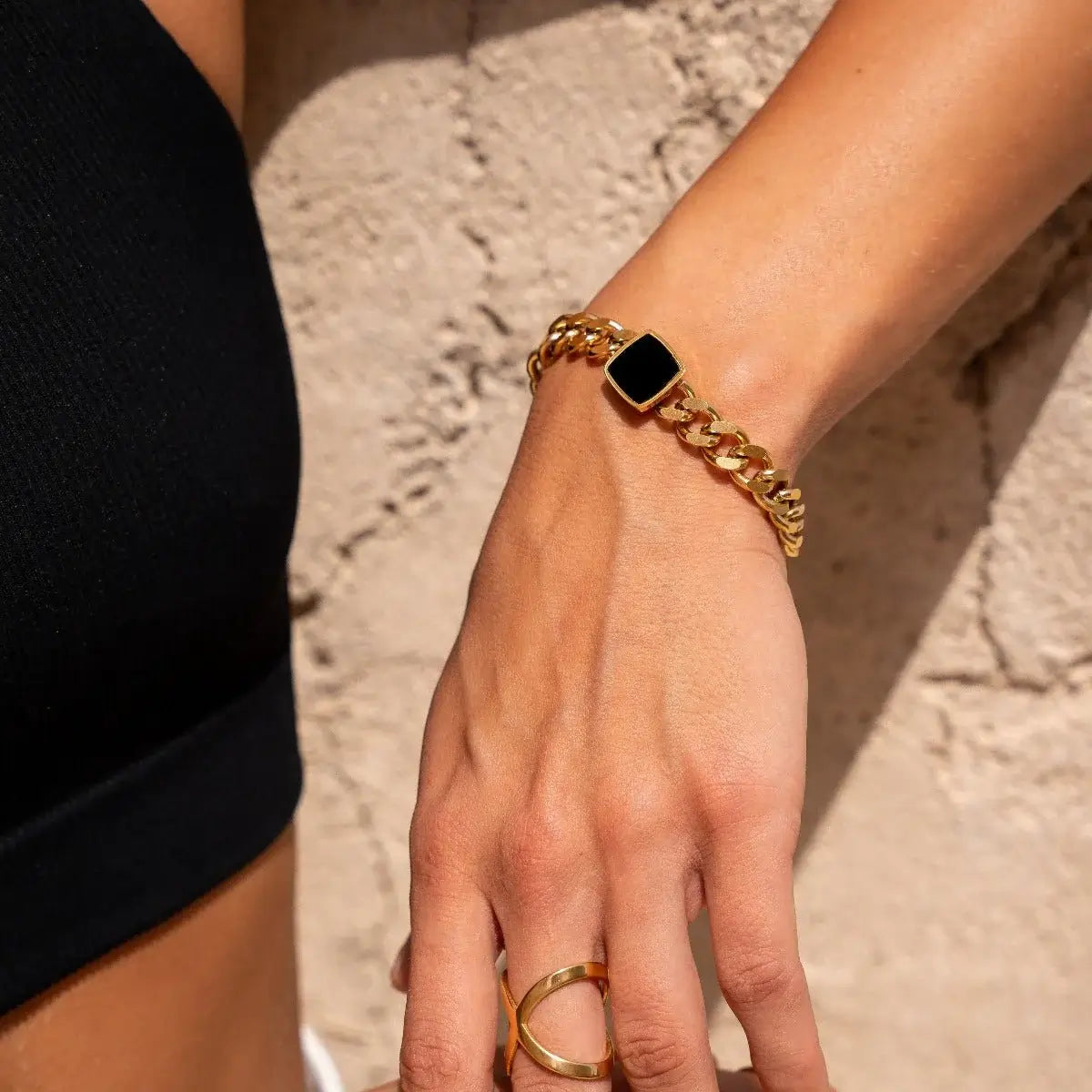Pulsera de Cadena Ónix Cuadrado (Chapado en Oro)