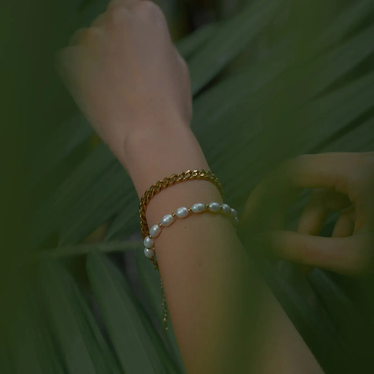 Pulsera Clásica de Perlas Naturales (Chapada en Oro)